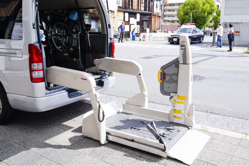 写真：車いす昇降用リフト