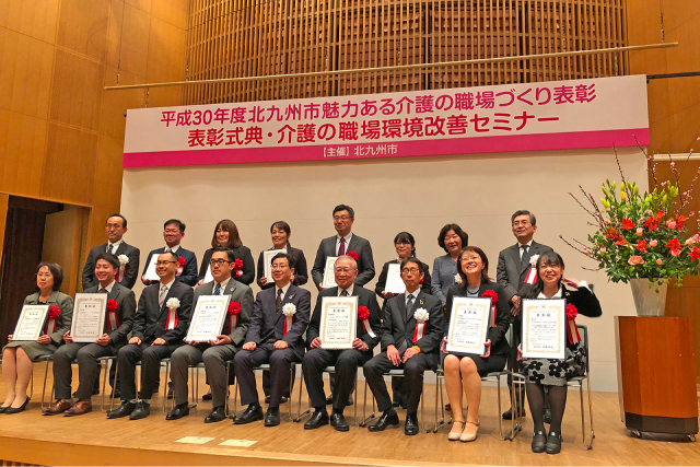 写真：松元副市長と上田前理事長受賞法人等の皆様